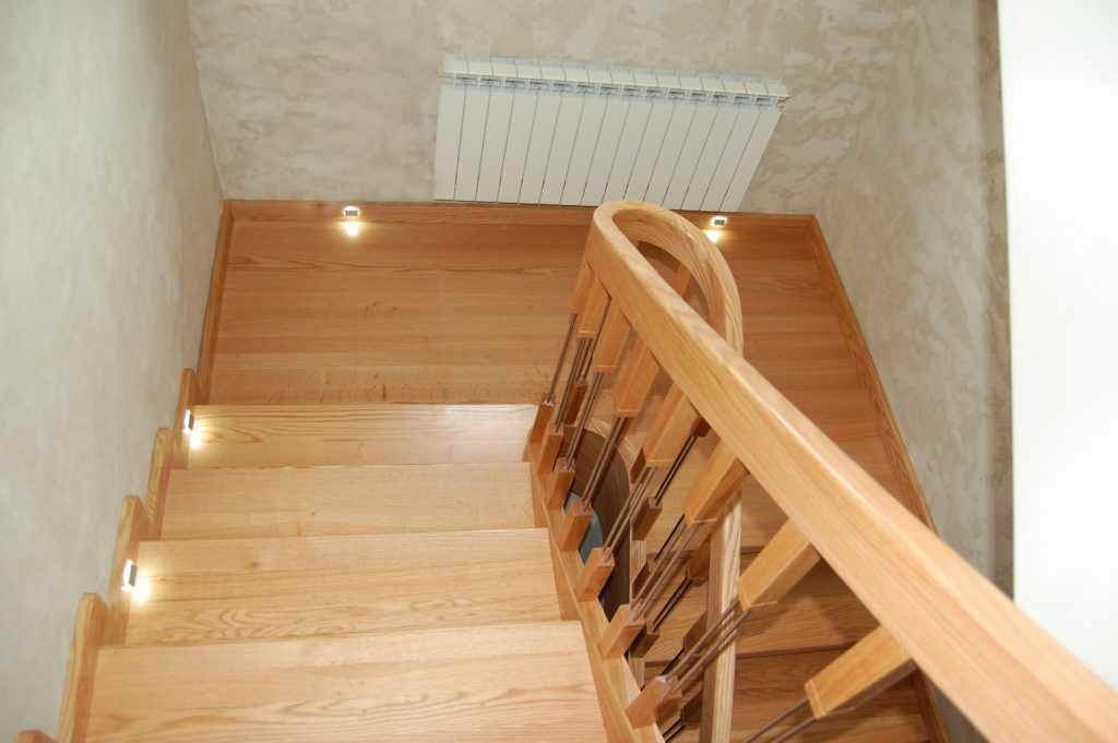 Jakie schody warto wybrać do mieszkania