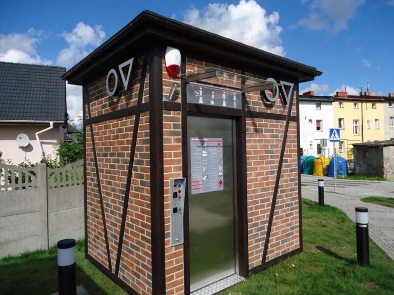 Nowoczesny design w zabytkowym centrum – jak dopasować wiatę do architektury?