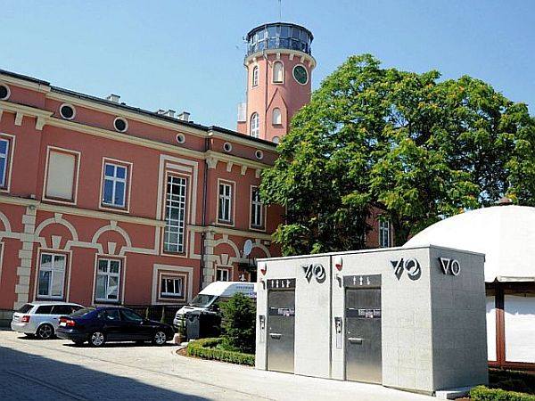 Nowoczesny design w zabytkowym centrum – jak dopasować wiatę do architektury?